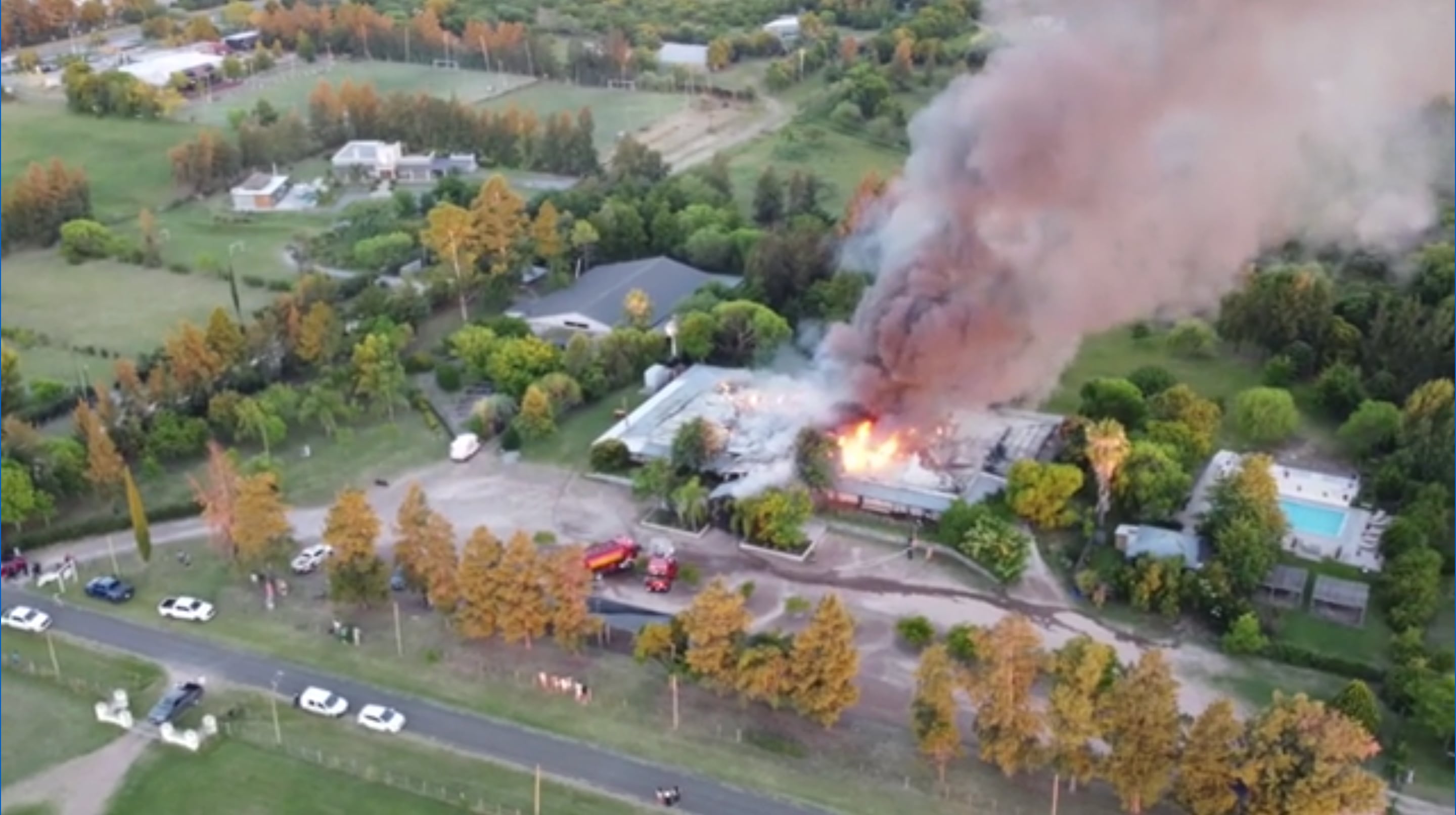 Incendio sobre el cierre del año para hotel que tenía unos 30 huéspedes en Paysandú (Captura Subrayado/canal 10)
