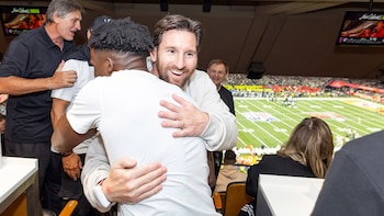 El abrazo entre Messi y