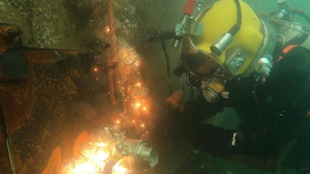 Cómo es el trabajo de un soldador submarino