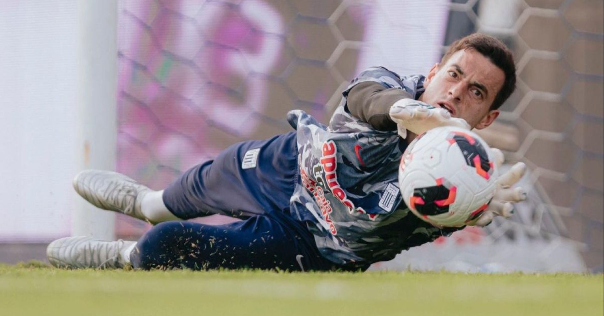 Los fallos de Alejandro Duarte encendieron las alarmas en Alianza Lima, especialmente tras la derrota ante Universitario en el clásico. Pese a los cuestionamientos por sus actuaciones, el técnico Pablo Guede respaldó al guardameta peruano. (Alianza Lima)
