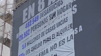 El sindicato de inquilinos ha colocado una nueva lona sobre la de Desokupa. Redes Sociales.