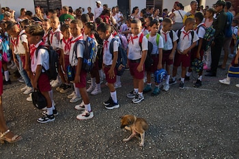 Entre pocas luces, Cuba inicia un nuevo año escolar con una crisis energética nacional