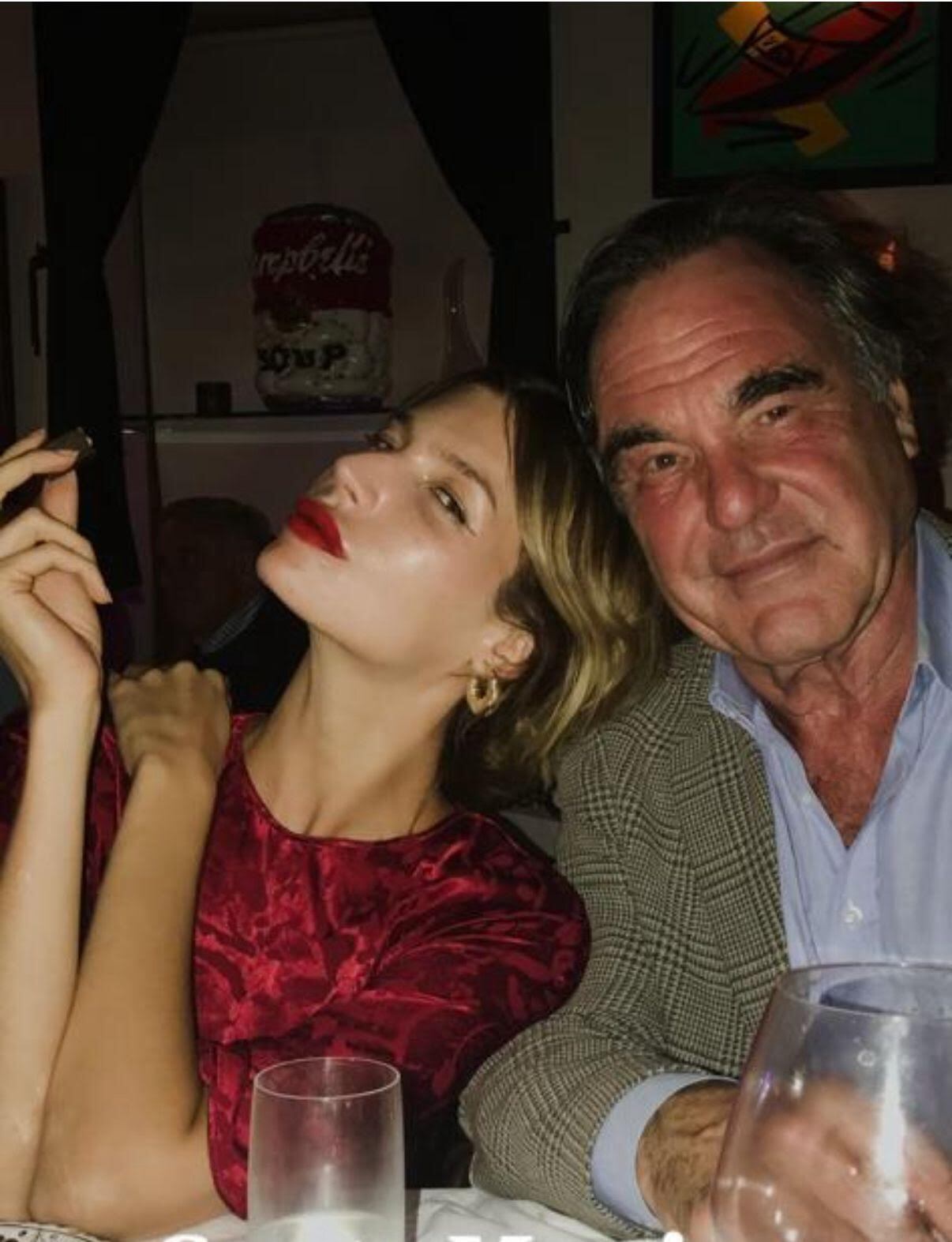 Chloe Bello junto al director Oliver Stone, su “casi tío”, según lo define