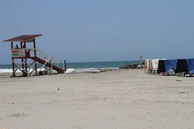 El fuerte viento y el oleaje en la zona incrementaron el riesgo para bañistas el día del incidente - crédito Colprensa