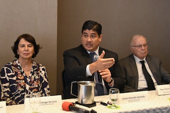 AME069. CIUDAD DE GUATEMALA (GUATEMALA), 09/06/2026.- La expresidenta de Ecuador Rosalía Arteaga, el presidente de la Delegación Internacional de Observadores del Instituto para el Clima, la Democracia y la Inclusión (CDI) y expresidente de Costa Rica, Carlos Alvarado Quesada (c), y el expresidente de Costa Rica Miguel Rodríguez Echeverría hablan en una rueda de prensa para dar seguimiento a las elecciones de segundo nivel en Guatemala este martes, en Ciudad de Guatemala (Guatemala). EFE/ Alex Cruz