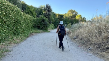 Natalia Gómez del Pozuelo durante su viaje por la España Vaciada con su sombrero, los bastones y La Paca (Cedida)