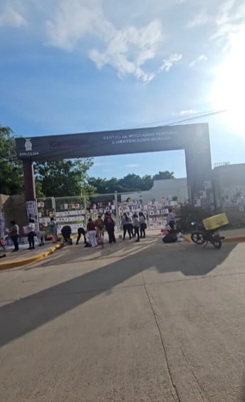 Integrantes de dos colectivos pegaron fichas de desaparecidos en las rejas y muros del Centro de Resguardo Temporal e Identificación Humana para exigir que el recinto entre en funciones. Crédito: Especial