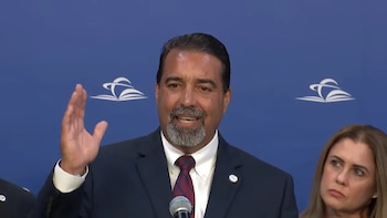 El nuevo superintendente de Miami-Dade suspende el cierre de más de 20 escuelas en su primer día de trabajo