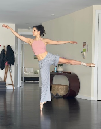 Rosalía practicando ballet para el Lux Tour. (@rosalia.vt)