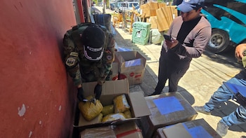 Uniformado de la Fuerza Especial de Lucha Contra el Narcotráfico, en medio de la confiscación de droga (Facebook del Viceministerio de Defensa Social y Sustancias Controladas)