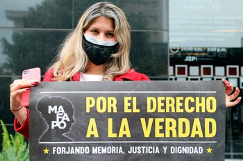 Imagen de archivo de colectivos de víctimas de ejecuciones extrajudiciales, conocidos como ""falsos positivos"", participan de un plantón frente a la sede de la Jurisdicción Especial para la Paz (JEP) en Bogotá (Colombia). EFE/ Carlos Ortega /Archivo