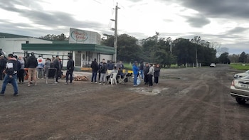 Tristeza colectiva, ollas populares y éxodo de familias: 700 despidos en Granja Tres Arroyos conmocionan a un pueblo bonaerense