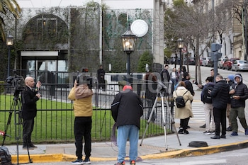 Los fans argentinos aguardaron por Rosalía en la puerta del hotel