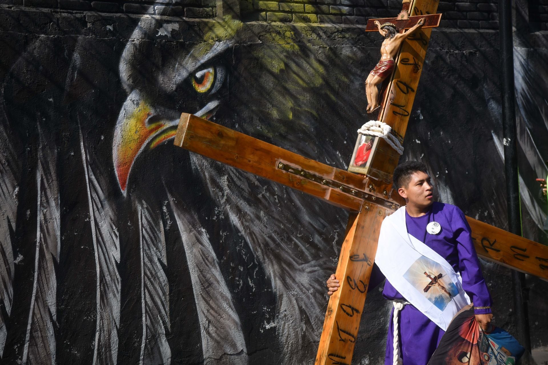 CIDADE DO MÉXICO, 03 DE ABRIL DE 2026.- Os nazarenos marcharam pelas ruas do gabinete do prefeito de Iztapalapa durante a Sexta-Feira Santa em celebração da 183ª Semana Santa. FOTO: MARIO JASSO/CUARTOSCURO.COM