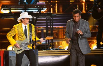 Los cantantes Brad Paisley y Charley Pride interpretan "Kiss an Angel Good Morning" en el escenario durante los 50 Premios Anuales de la Asociación de Música Country en Nashville, Tennessee, EE.UU., el 2 de noviembre de 2016. REUTERS/Harrison McClary/Foto de archivo