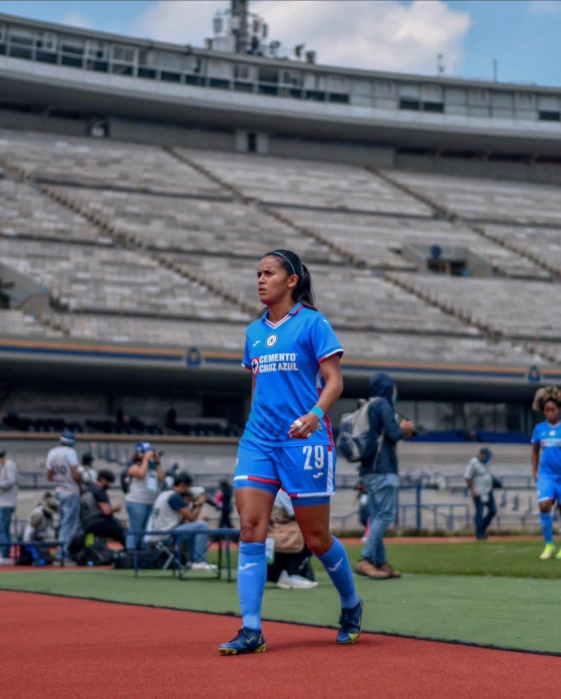 La situación de Claudia Cid expone la falta de protección médica y laboral para futbolistas mexicanas que militan en equipos extranjeros. (Instagram/ @claudiacid.29)