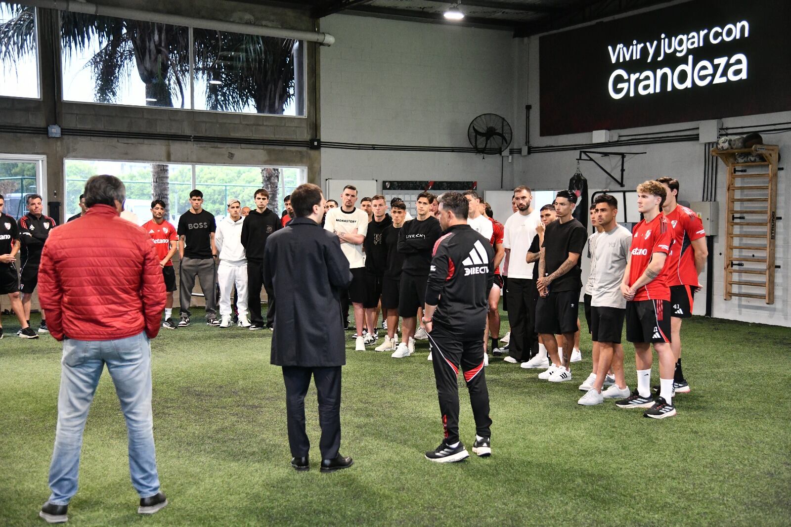 Stefano Di Carlo se reunió con el plantel de River Plate en Ezeiza (@RiverPlate)