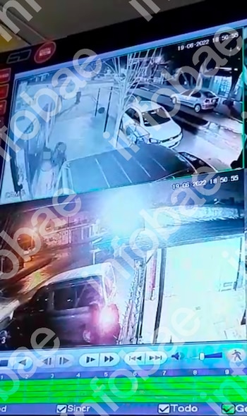 Dos grabaciones de cámara de seguridad en un monitor. Muestran automóviles, una calle, vehículos estacionados, interfaz de reproductor y fecha 19-06-2022