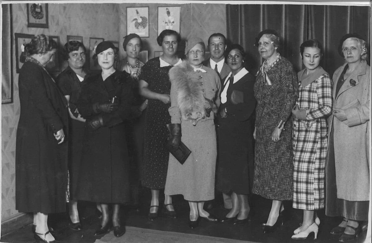 Inauguración de la exposición de figurines de Victorina Durán en el Lyceum Club Femenino de Madrid, octubre de 1933. (Museo Nacional de Artes Escénicas)
