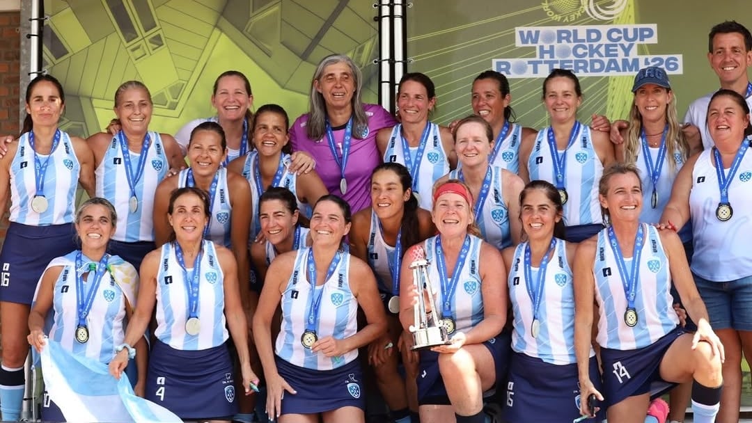 La selección argentina +50 de hockey se consagró bicampeona mundial tras vencer a Inglaterra con una leyenda de Las Leonas