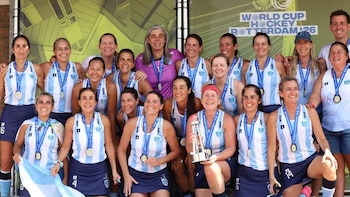 La selección argentina +50 de hockey se consagró bicampeona mundial tras vencer a Inglaterra con una leyenda de Las Leonas