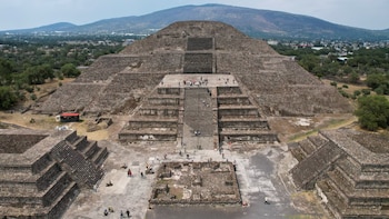Imponente Pirámide del Sol de Teotihuacán, un legado ancestral en México