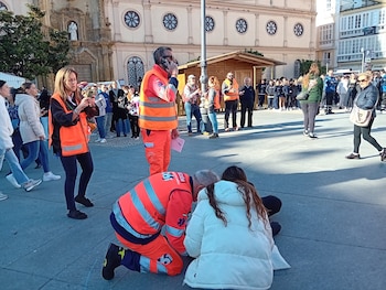 Los equipos sanitarios prueban los tiempos de respuesta en caso de emergencia real en la Plaza de San Antonio de Cádiz por el simulacro de tsunami. (Agencia de Emergencias de Andalucía)