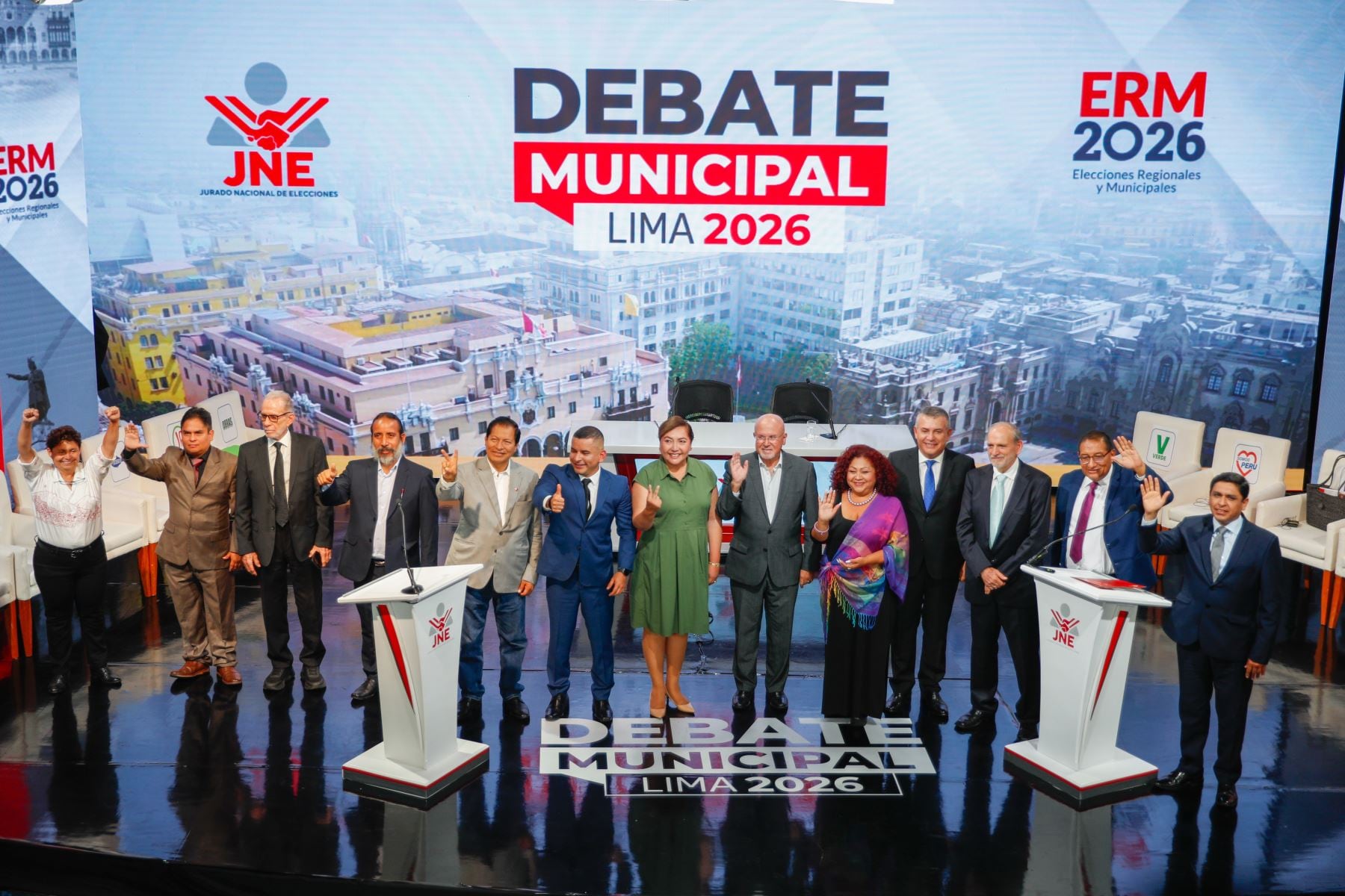 Los candidatos a la Alcaldía Metropolitana de Lima posan en el escenario durante el debate organizado por el Jurado Nacional de Elecciones. (Andina)