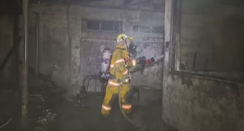 Un bombero trabajó en el control del incendio que afectó una parte del Hogar de Ancianos Santiago Crespo, en Alajuela (Cortesía: Noticias al Instante CR).