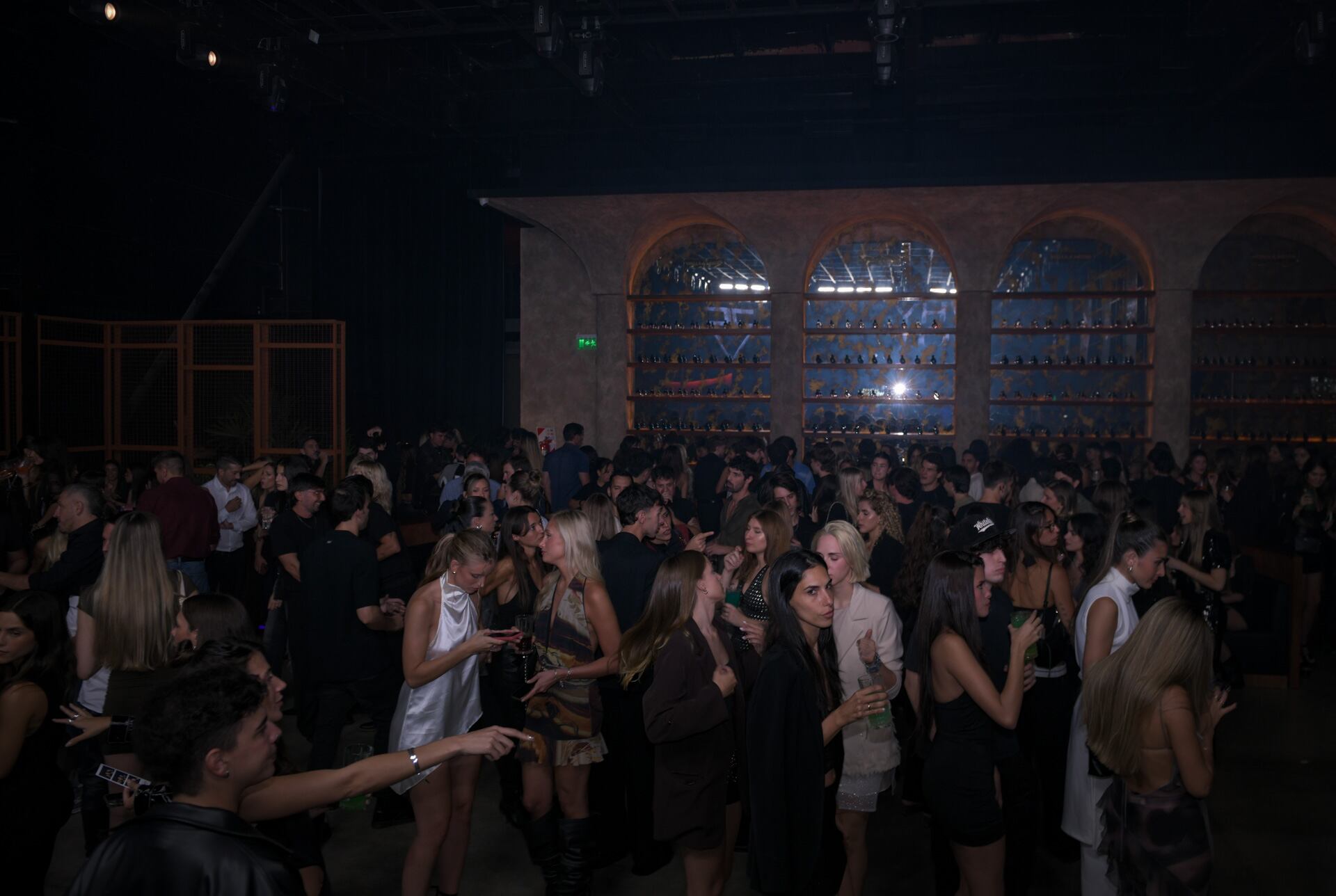 La campaña invita a experimentar la seducción genuina basada en la confianza y la autoafirmación, transformando el uso del perfume en un acto personal