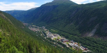 Montañas elevadas rodean el pueblo