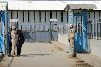 Soldados dominicanos en el puente que cruza la frontera entre Haití y Dajabón, en la República Dominicana, el miércoles 11 de octubre de 2023. (AP Foto/Ricardo Hernández)