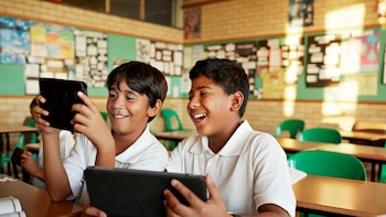 Protección desde el diseño de plataformas: la propuesta para blindar a niños y jóvenes de los riesgos digitales