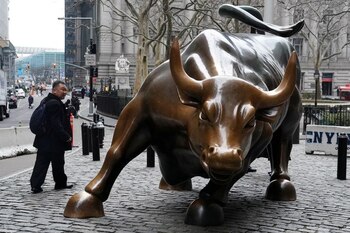 Wall Street todavía goza de la estabilidad de tasas y no presta atención a que el domingo se vence el plazo impuesto por EEUU para aumentar aranceles a productos chinos