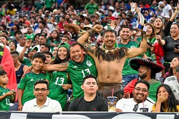 Aficionados mexicanos apoyan a su