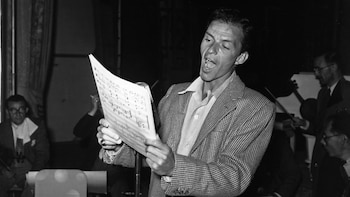 Frank Sinatra ensayando en Londres para un concierto en el London Palladium (Express Newspapers/Getty Images)