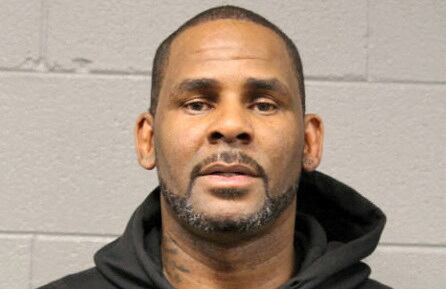 R. Kelly permanece encarcelado en Carolina del Norte, mientras su abogado denuncia que sufre coágulos sanguíneos pulmonares sin acceso a cirugía. (Departamento de Policía de Chicago/REUTERS)