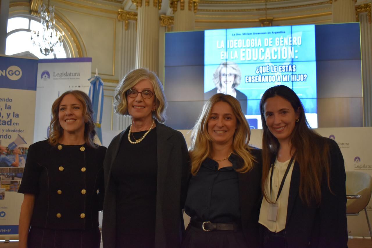 Miriam Grossman junto a Grace Spinelli (Padres Unidos), la legisladora Marina Kienast y Luján Trerótola (Citizen Go) en la Legislatura de la Ciudad de Buenos Aires