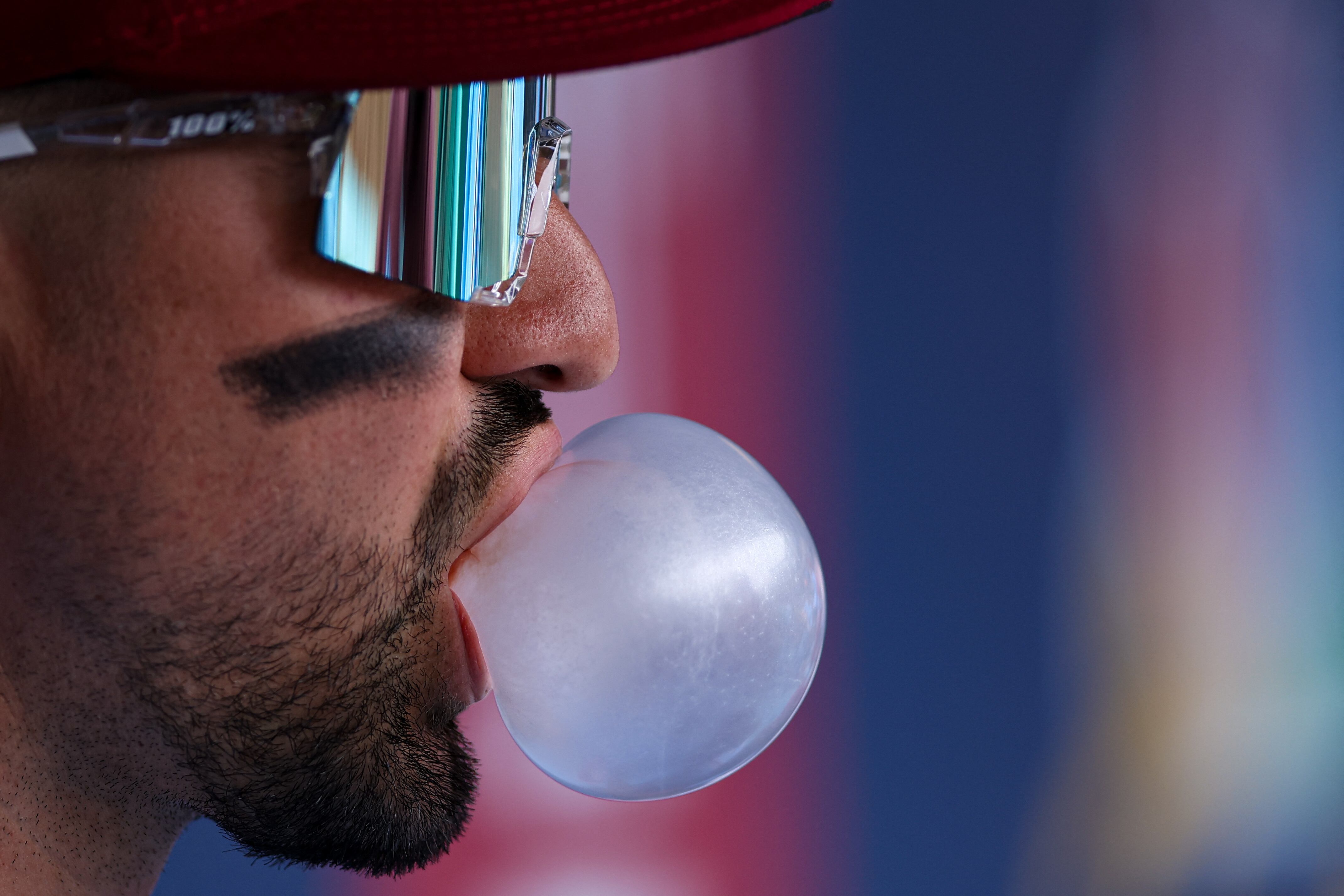 Masticar chicle ayuda a mejorar la concentración y reducir el estrés en situaciones de alta exigencia deportiva, según estudios recientes (REUTERS/Bill Streicher-Imagn Images)