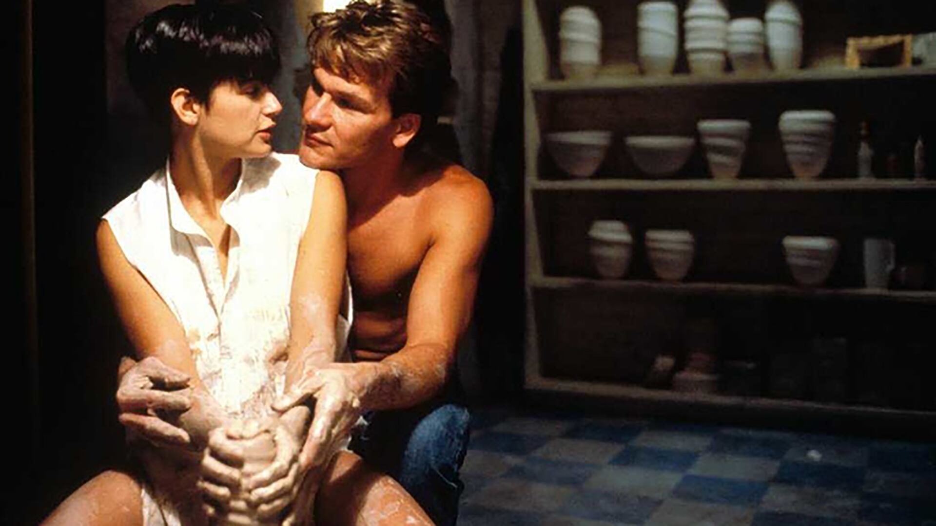 Swayze junto a Demi Moore en una recordada escena de Ghost