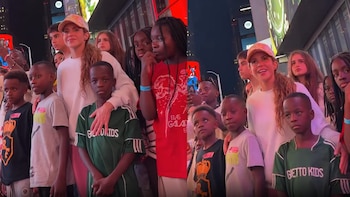Shakira sorprendió en las calles Times Square junto a los Ghetto Kids: los bailarines de Uganda la acompañarán en la final del Mundial 2026
