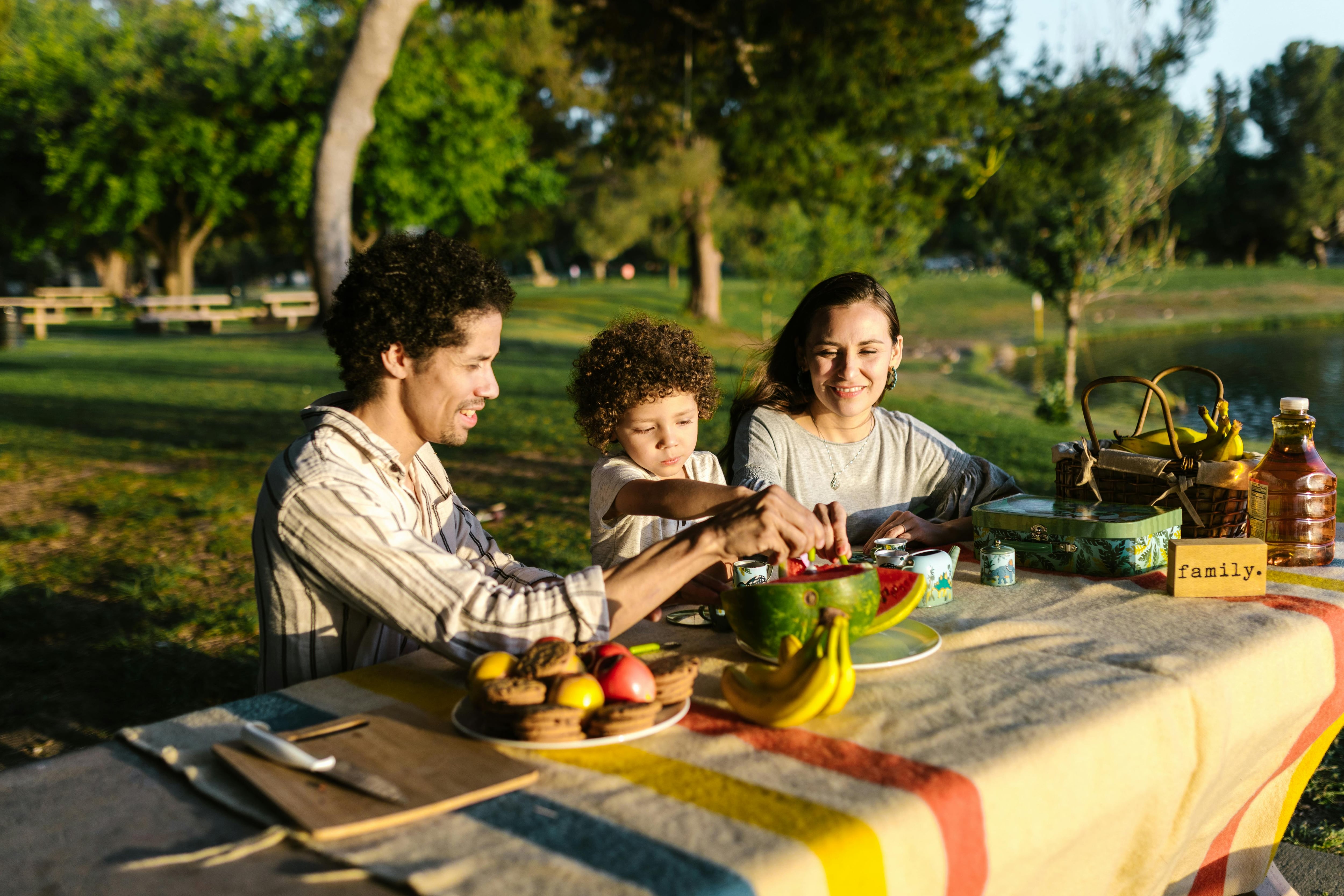 Familia comiendo. (Pexels)