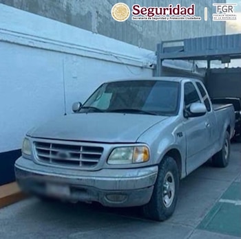 La FGR informó que un binomio canino apoyó en la revisión de la unidad donde fue localizado el cargamento. (Cortesía)