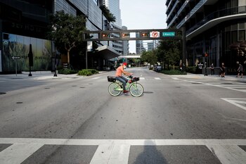 Un en una bicicleta en