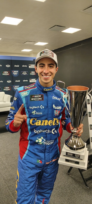 Max Gutiérrez posa con el