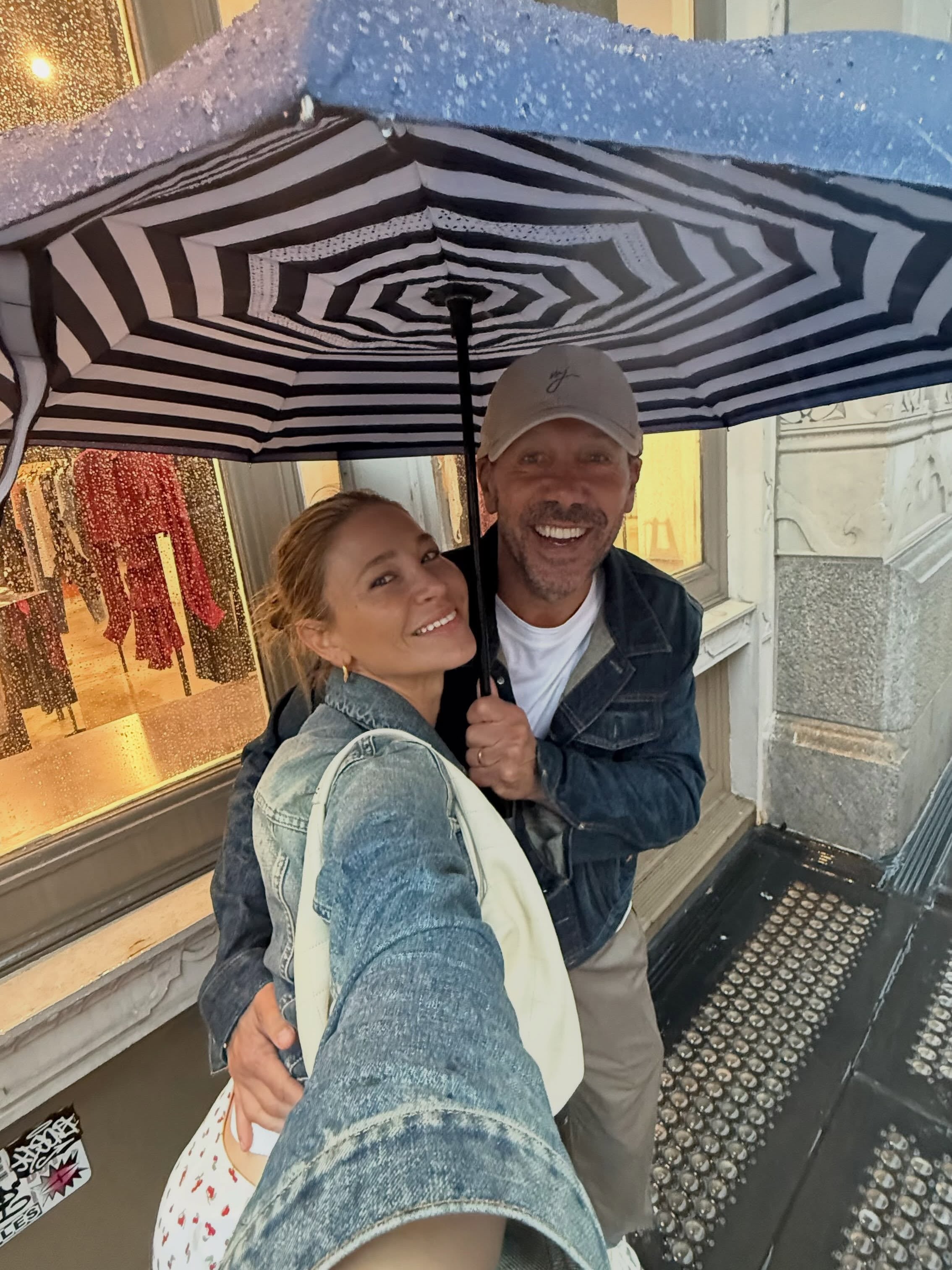 Simeone y Pereyra se resguardaron de la lluvia bajo un paraguas durante su recorrida por las calles de Nueva York