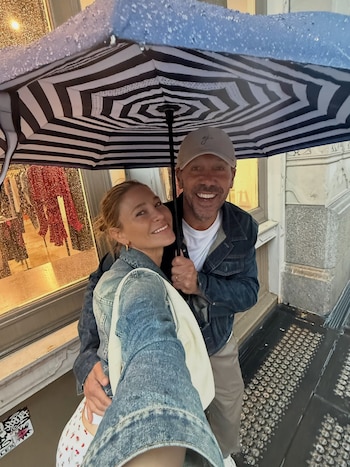 Cholo Simeone e sua amiga Carla Pereyra caminham por Nova York após a final da Copa do Mundo