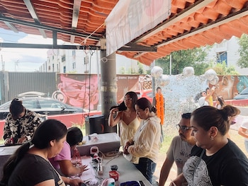 Además de la variedad de prendas, souvenirs y mercancía, el bazar destaca por sus actividades temáticas, como el spot fotográfico o la personalización de corbatas de Harry Styles. (Foto: Raúl A. González / Infobae México)