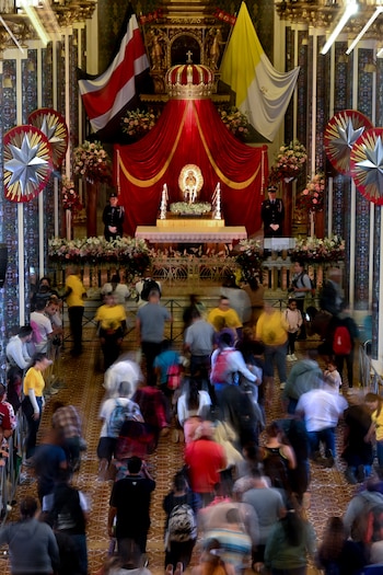 Miles de personas conmemoran el día de la virgen de los ángeles de Costa Rica