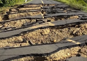 Tramo de la carretera hacia Mariato, en la provincia de Veraguas, totalmente destruido tras el potente terremoto del 9 de octubre.